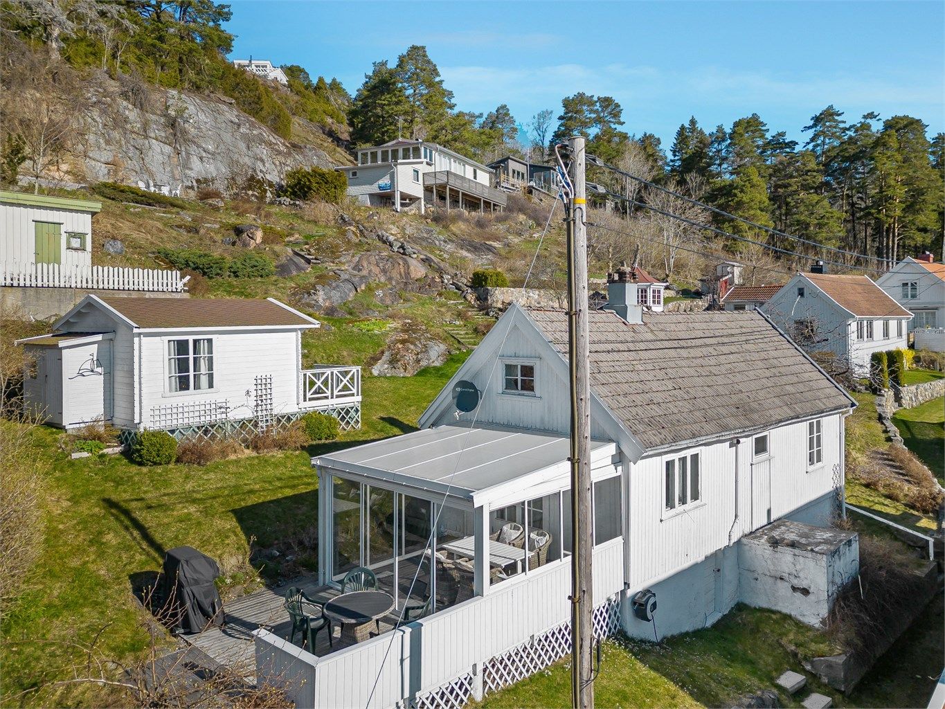 Hytta går over to plan hvor det i første etasje er entré, kjøkken, stue, bad, soverom og innglasset sommerstue. I andre etasje er det to soverom.  Foto: Kristian Bollæren v/Fotofinish
