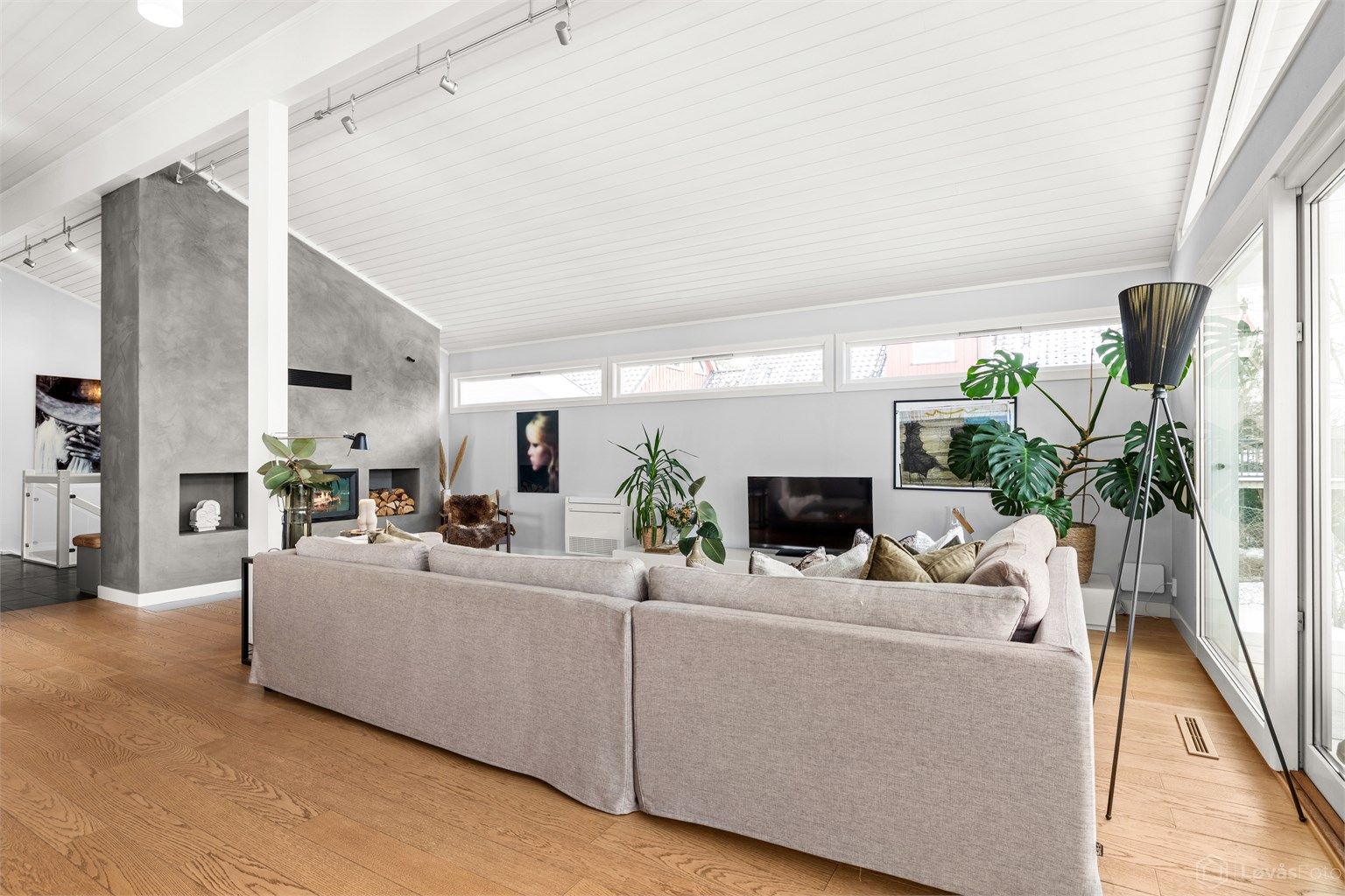 Peisovnen med glassdør er et sentralt element som gir varme og hygge.