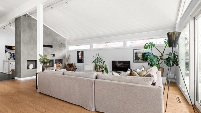 Peisovnen med glassdør er et sentralt element som gir varme og hygge.