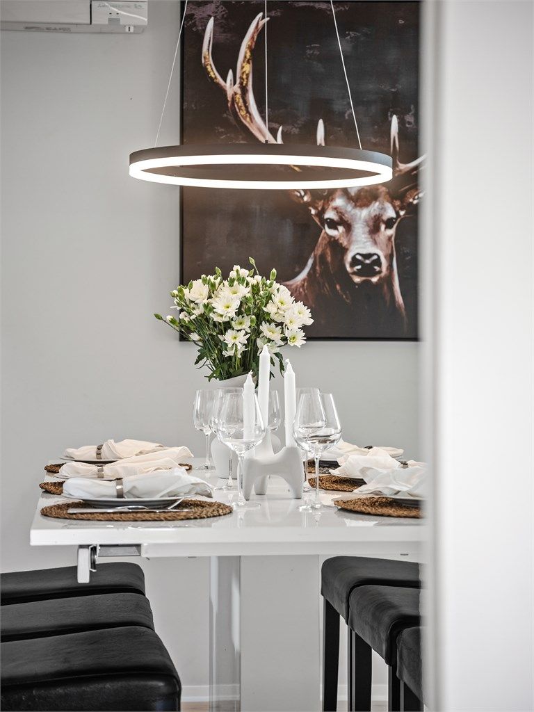 Spisestuen har god plass til langbord for hyggelige sammenkomster.
