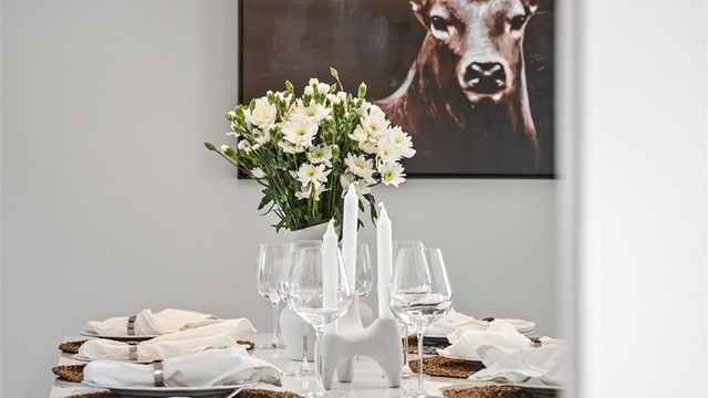 Spisestuen har god plass til langbord for hyggelige sammenkomster.