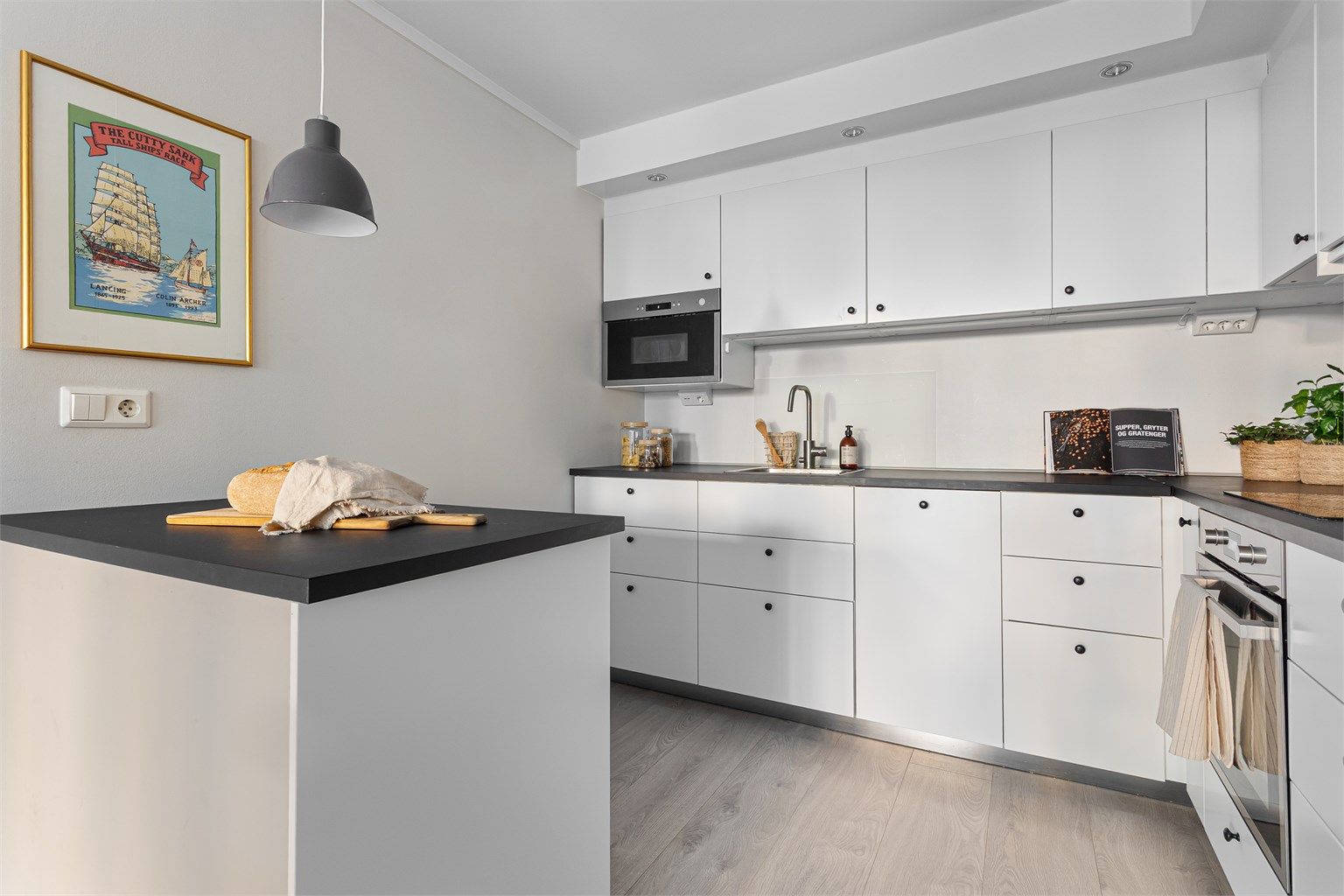 Kjøkkenet har en lys og tidløs innredning fra 2022 (IKEA). 