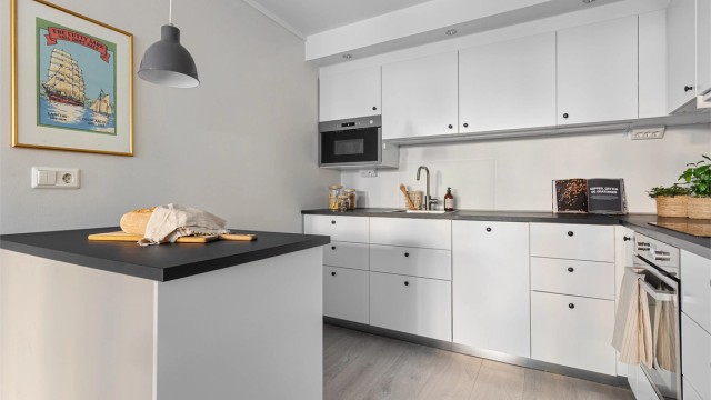 Kjøkkenet har en lys og tidløs innredning fra 2022 (IKEA).