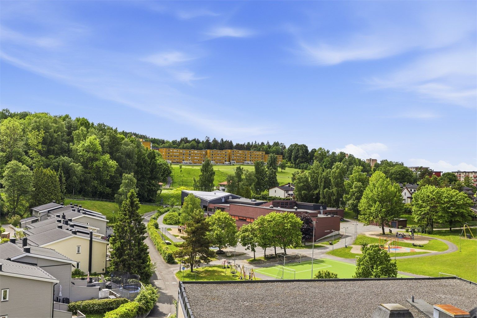 Her er det god plass til utemøbler og grill. Her kan man kose seg hele dagen med god mat og familie på besøk