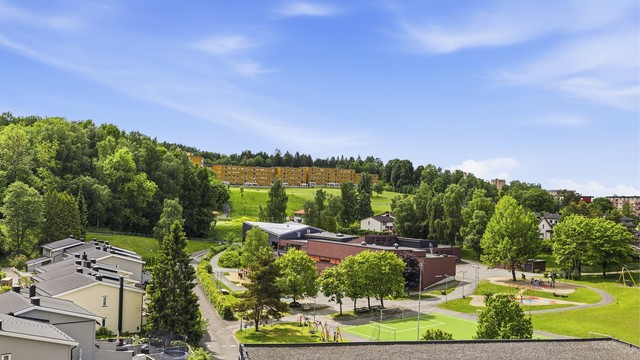 Her er det god plass til utemøbler og grill. Her kan man kose seg hele dagen med god mat og familie på besøk
