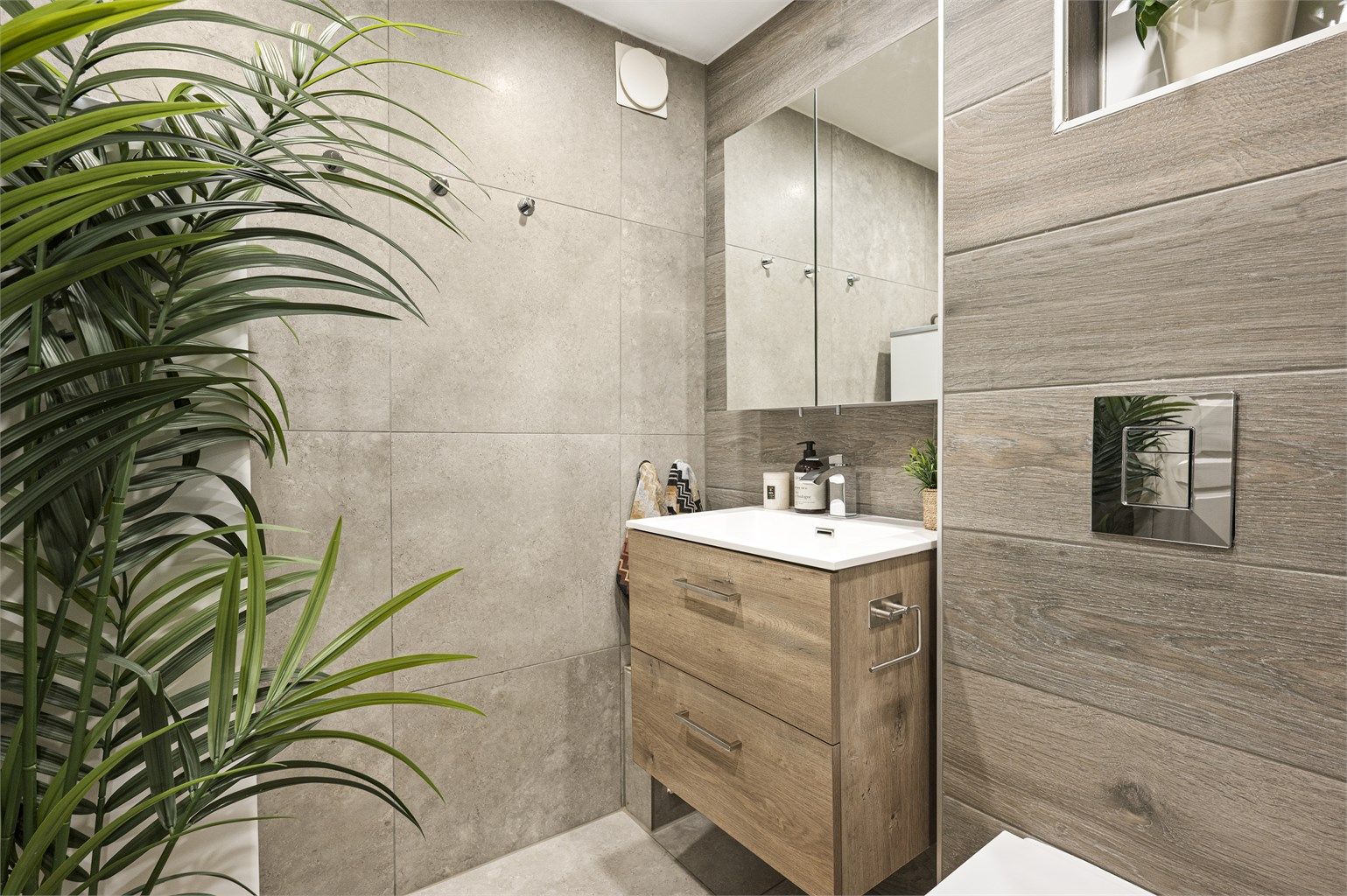 Speilskapet over servanten sørger for ekstra oppbevaringsplass.