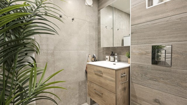 Speilskapet over servanten sørger for ekstra oppbevaringsplass.