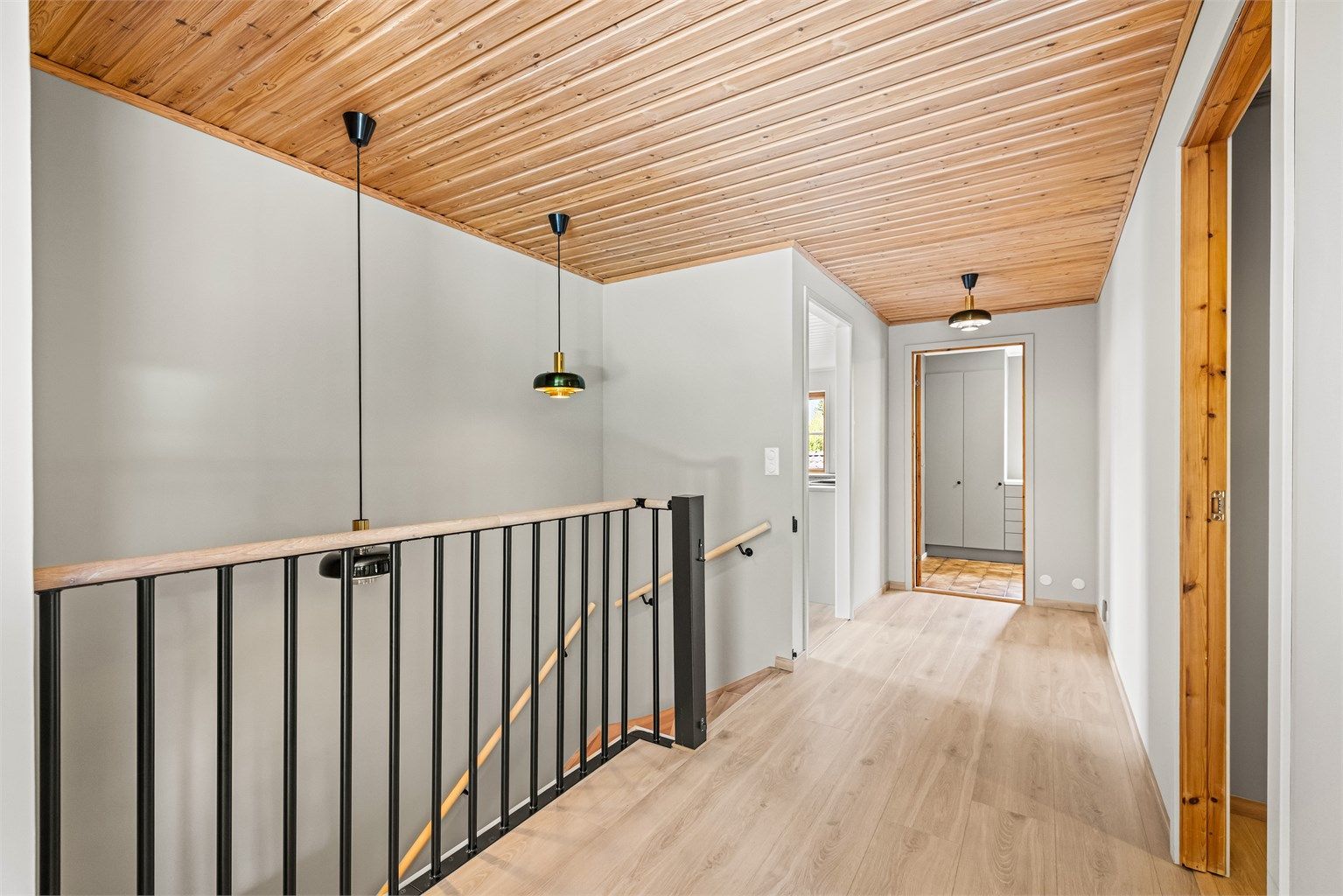 Trappehallen med nytt rekkverk