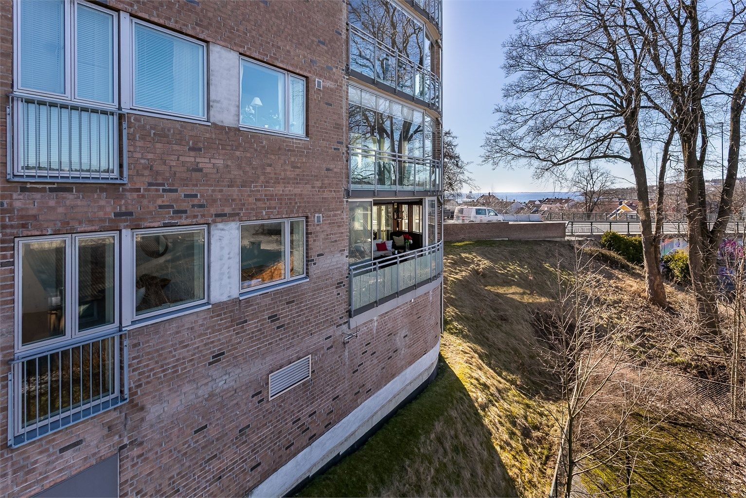 Leiligheten utgjør sydspissen av første etasje og har en stor, skjermet veranda henvendt i syd-vestlig retning