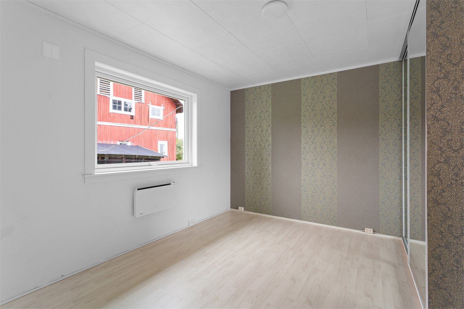 Soverom 1 med skyvedørsgarderobe