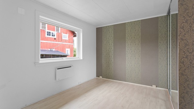 Soverom 1 med skyvedørsgarderobe