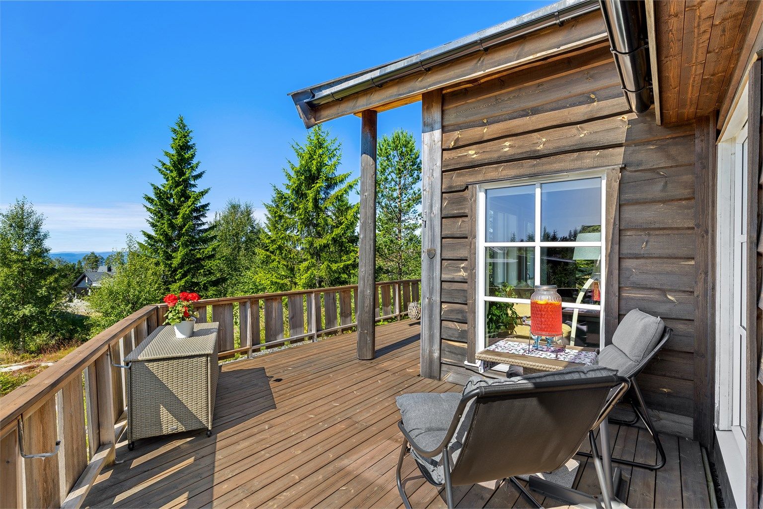 Romslig terrasse med gode solforhold.