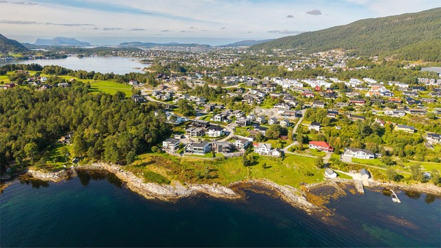 Dagligvarehandelen kan gjøres på Kiwi eller Rema 1000 på Flisnes.