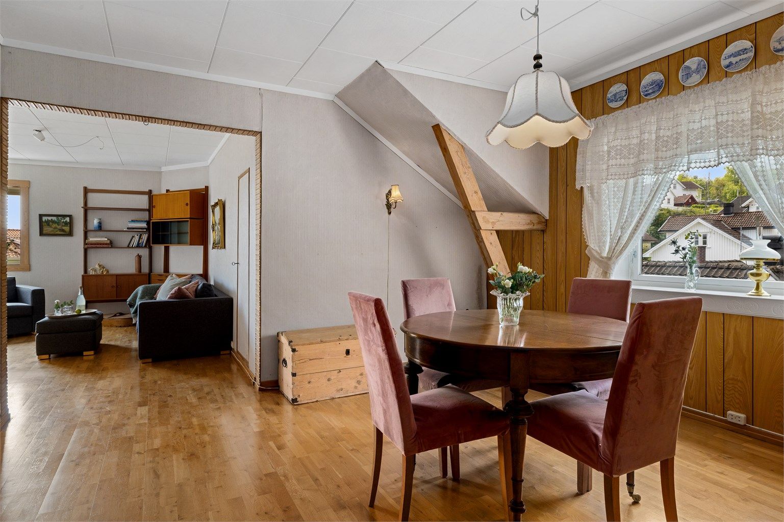 Stua i 3. etasje er todelt med spisestue og sofagruppe.