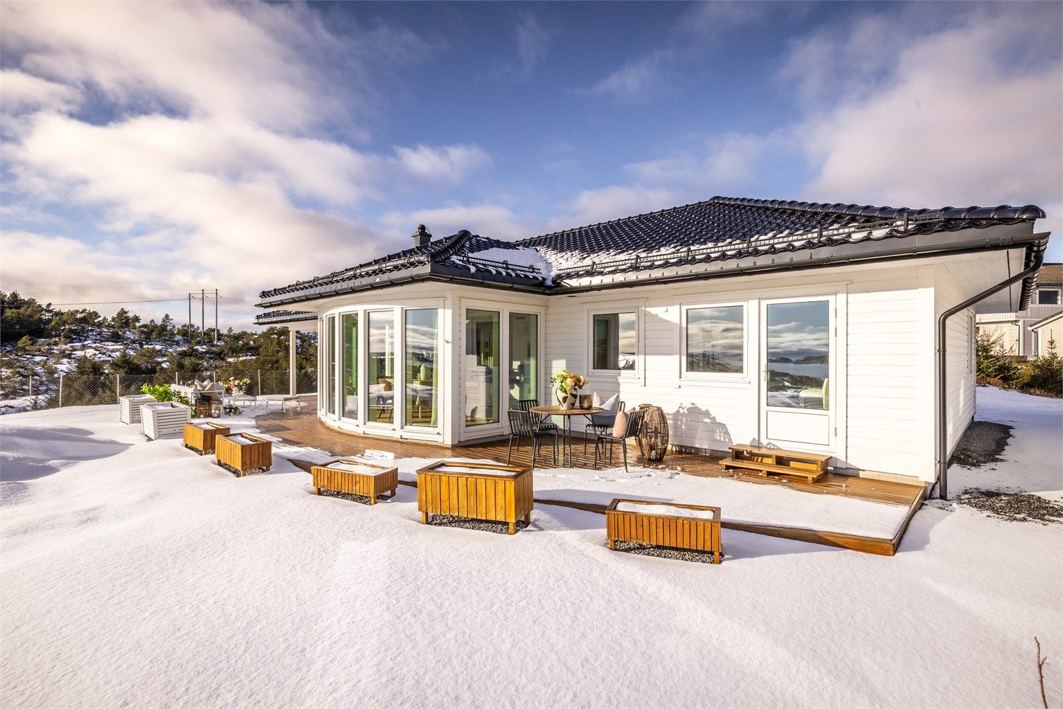 - Boligen ble oppført av Aasebø Sag i 2017 og har gode kvaliteter som glasert tak, store gulv- til tak vinduer og gode innvendige kvaliteter -