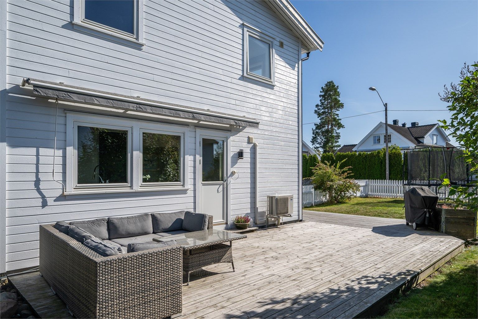 Deilig uteplass på romslig markterrasse på 42 m² med elektrisk markise