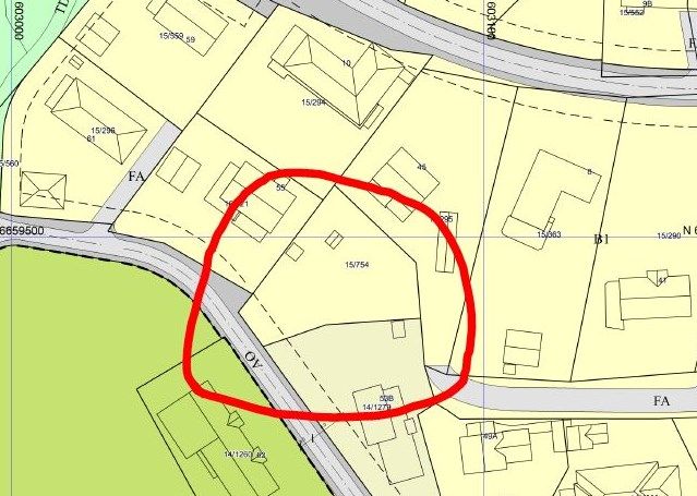 Tomten er regulert til frittliggende småhusbebyggelse og i henhold til gjeldende reguleringsplan tillatt utbygget med BYA = 30% av netto tomt! Tomten har gnr. 15, bnr. 754