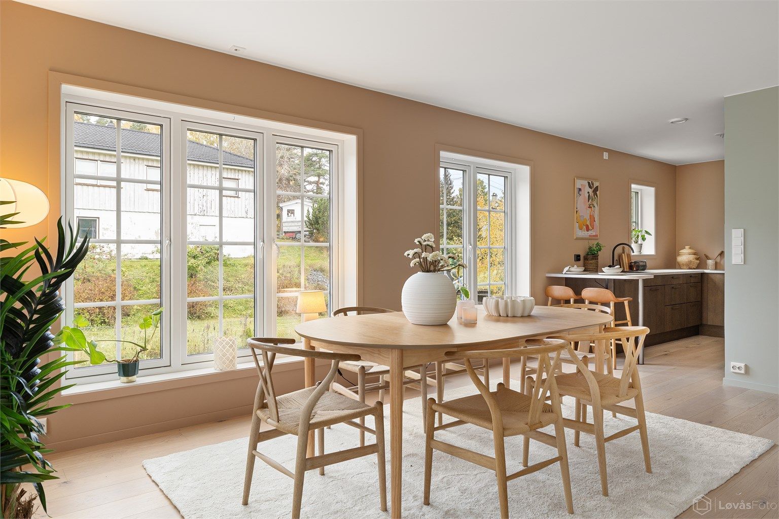  Gjennomgående moderne standard med bl.a. 1-stavs parkett, peisovn og varmepumpe, samt Sigdalkjøkken med spiseøy - Foto: Løvåsfoto