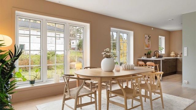 Gjennomgående moderne standard med bl.a. 1-stavs parkett, peisovn og varmepumpe, samt Sigdalkjøkken med spiseøy - Foto: Løvåsfoto