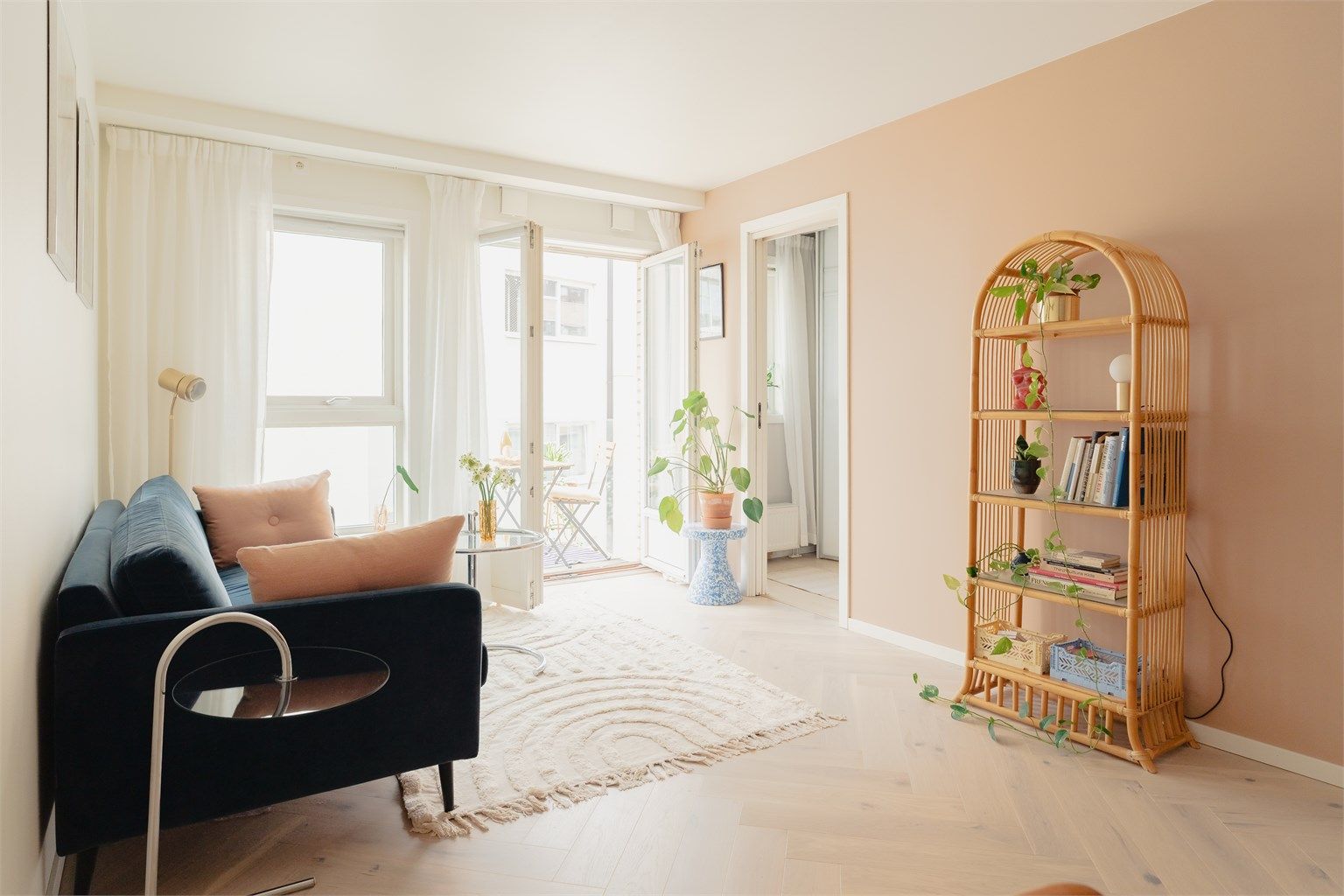 Mye naturlig lysinnslipp fra de store vinduene og den doble balkongdøren.