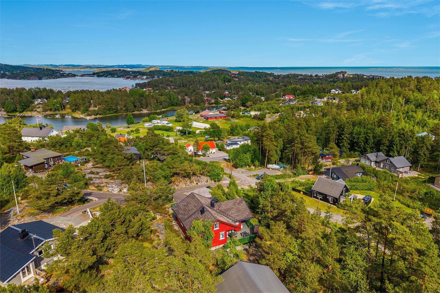 Gangavstand ned til sjøen hvor det er båtplass i felles bryggeanlegg.