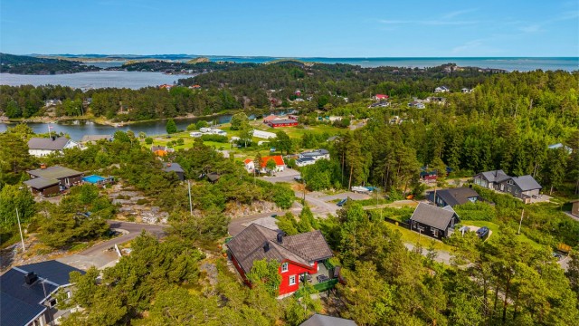Gangavstand ned til sjøen hvor det er båtplass i felles bryggeanlegg.