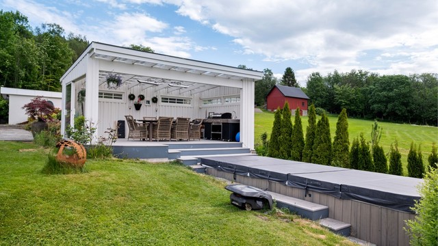 Hagestuen på 21 m² har et oppvarmet saltvanns motstrømsbasseng og jacuzzi