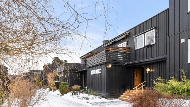 Velkommen til Brattvollveien 77 - Lekkert utbygget rekkehus | Oppusset 2024 | 2 bad | Vestvendt | Garasjeplass | Meget god intern beliggenhet