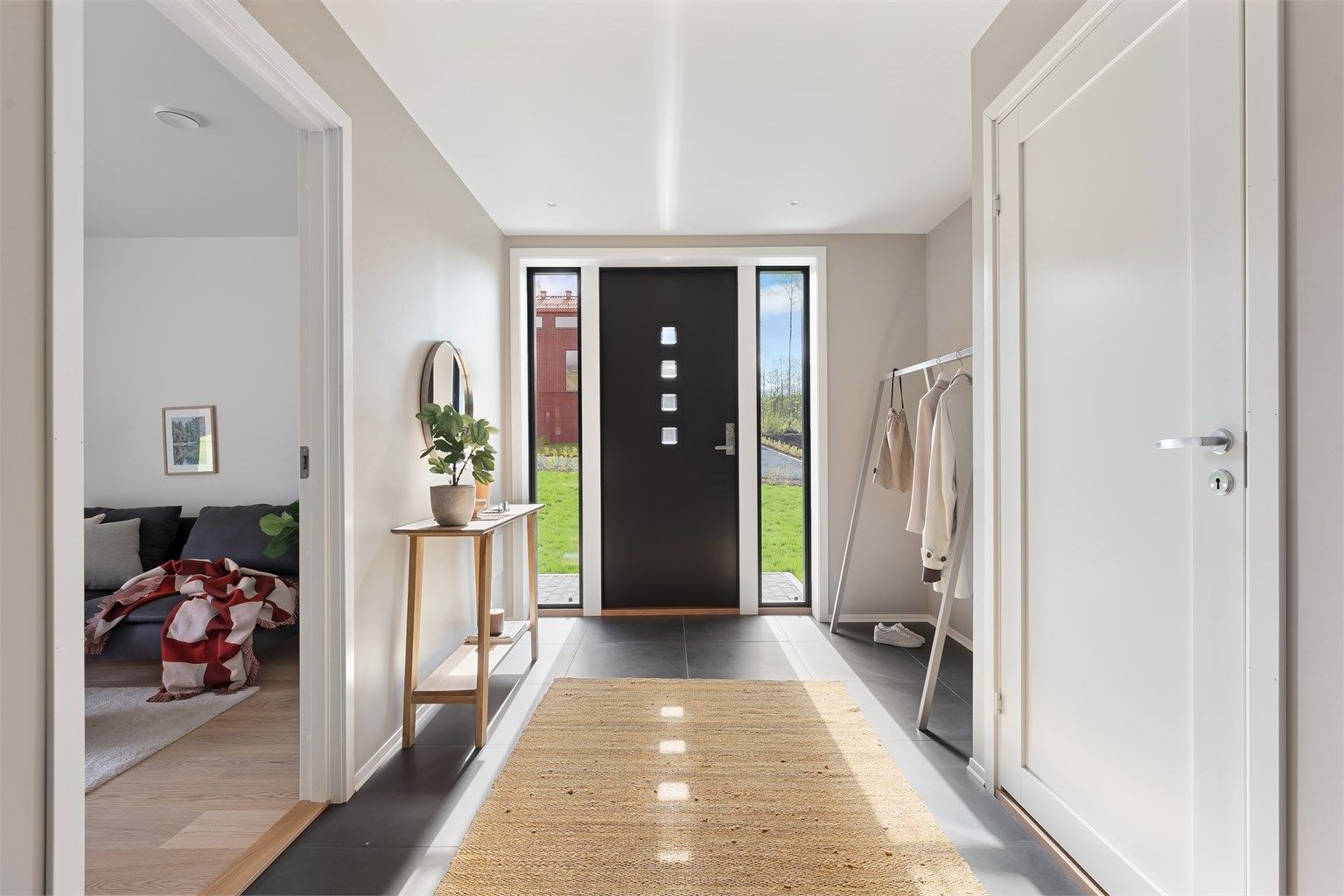 Romslig entré med god plass til skap.