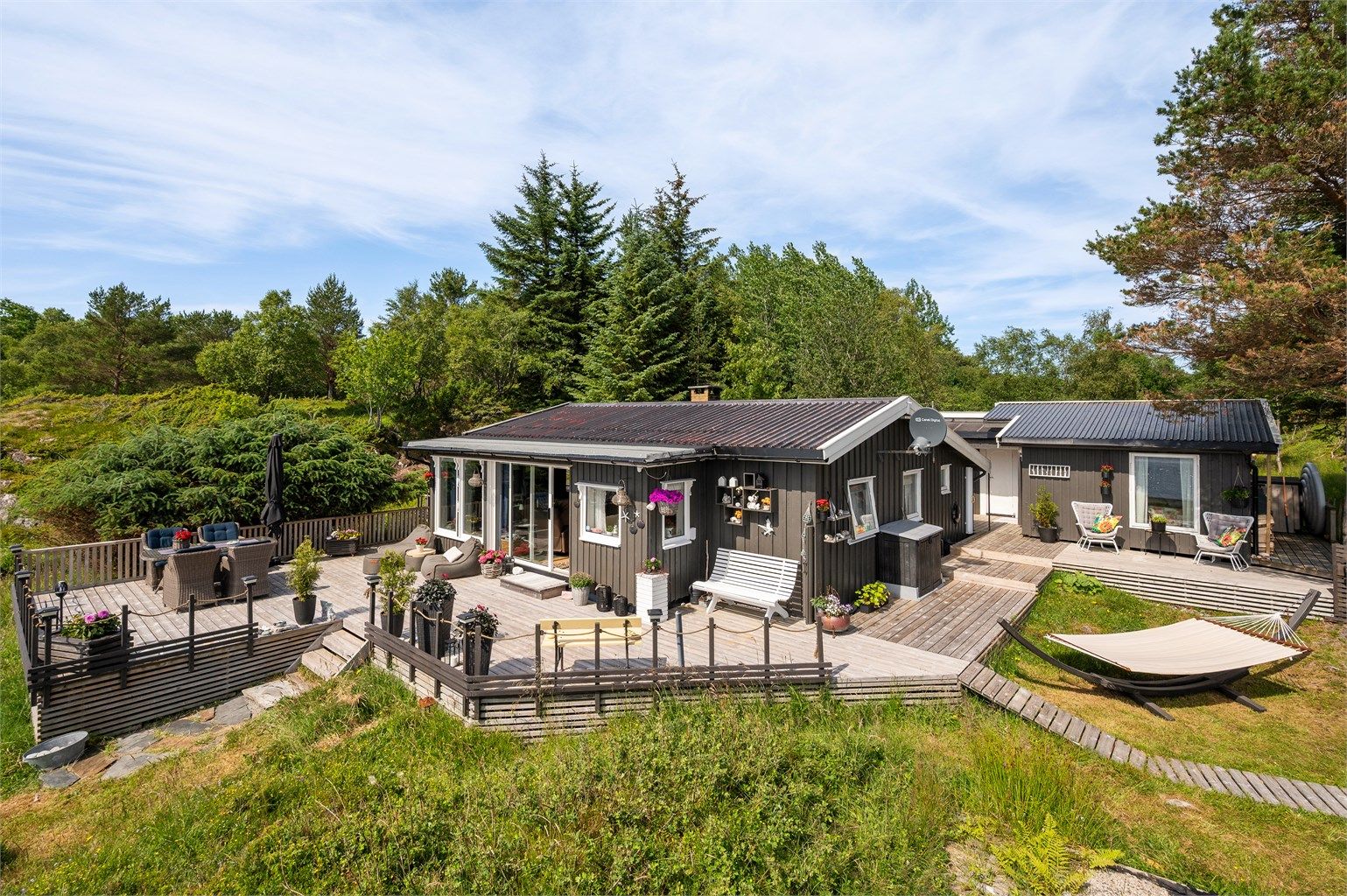 Eiendommen ligger skjermet til i naturskjønne omgivelser med fantastisk sjøutsikt og meget gode solforhold.
