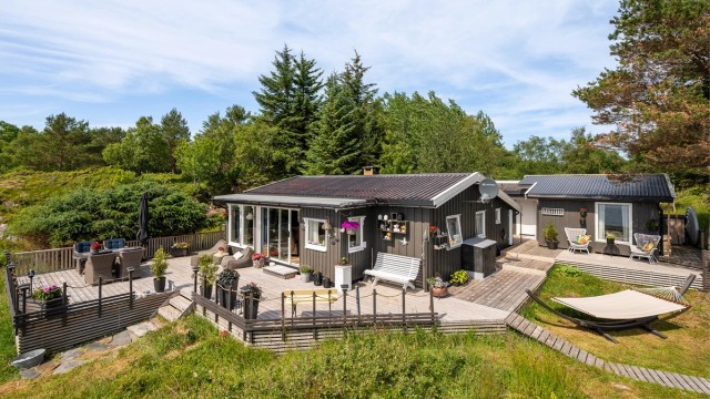 Eiendommen ligger skjermet til i naturskjønne omgivelser med fantastisk sjøutsikt og meget gode solforhold.