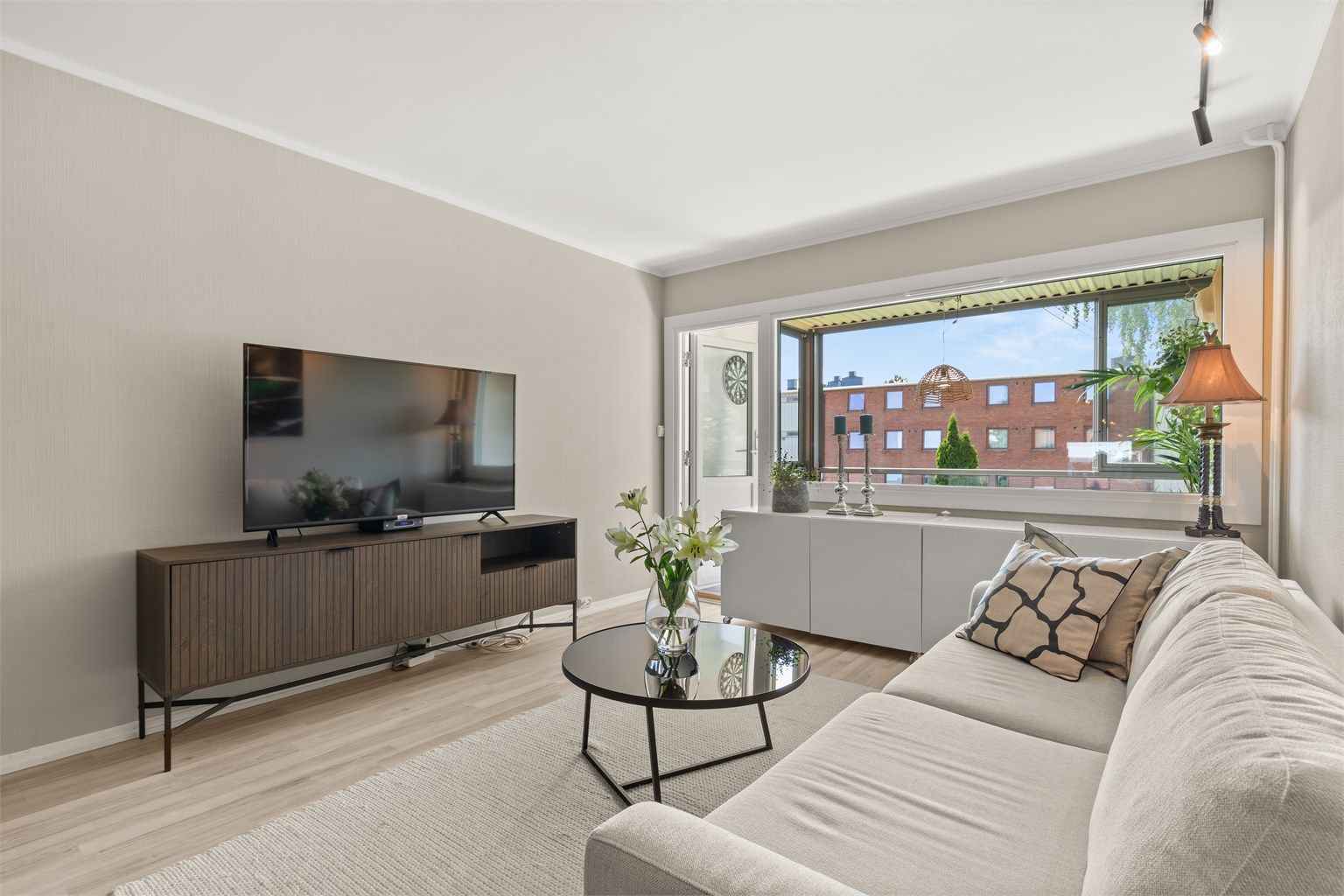 Tiltalende og moderne stue med en lys og luftig romfølelse. Det første som møter deg er store vindusflater som gir en god atmosfære.