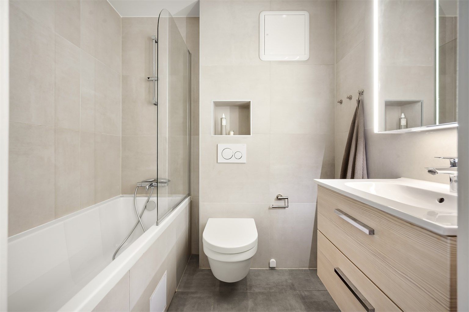 Flott bad fra 2016 med tidsriktig og moderne utførelse.