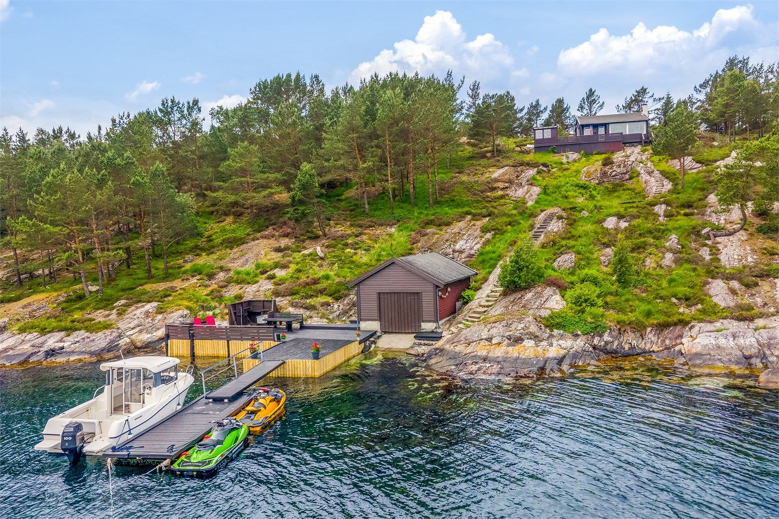 Eiendommen har egen strandlinje, naust, kai og flytebrygge med god sjødybde.
Foto: [Fotograf eller fotofirma]