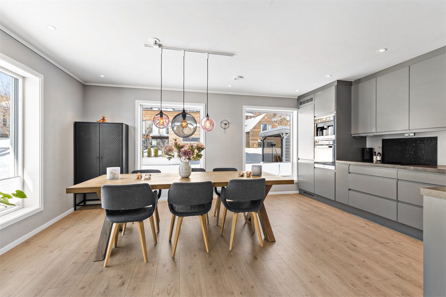 Velkommen til Hønsveien 31, presentert av Terje Tveit i Krogsveen. Innholdsrik bolig fra 2019. 5 soverom. 