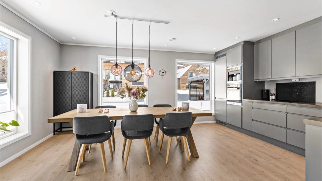 Velkommen til Hønsveien 31, presentert av Terje Tveit i Krogsveen. Innholdsrik bolig fra 2019. 5 soverom.