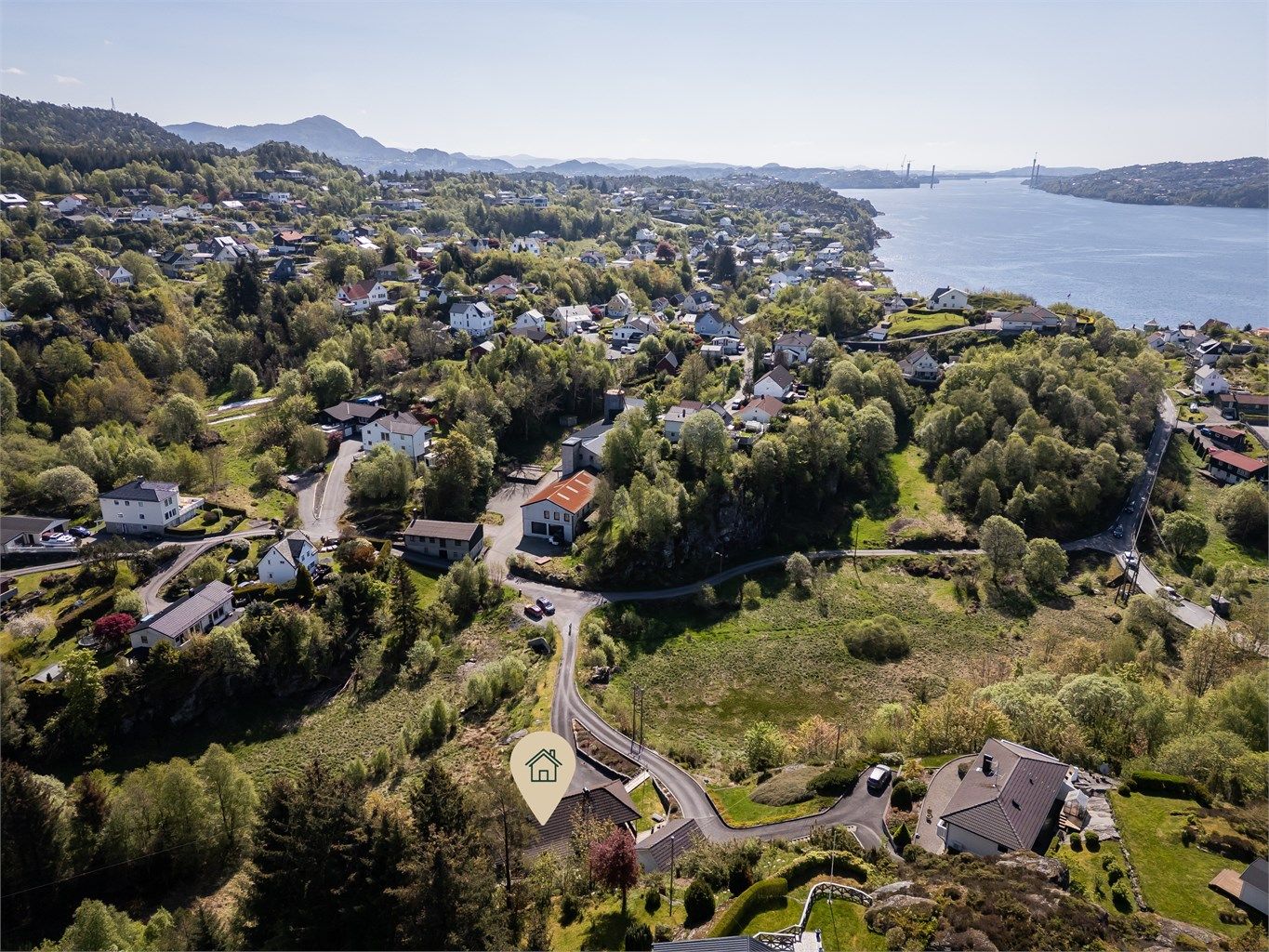 Noe av det man legger merke til med Follese er hvor idyllisk det ligger til ved Hjeltefjorden. Ellers byr Haugadalen på et hyggelig nabolag med særdeles god atmosfære.