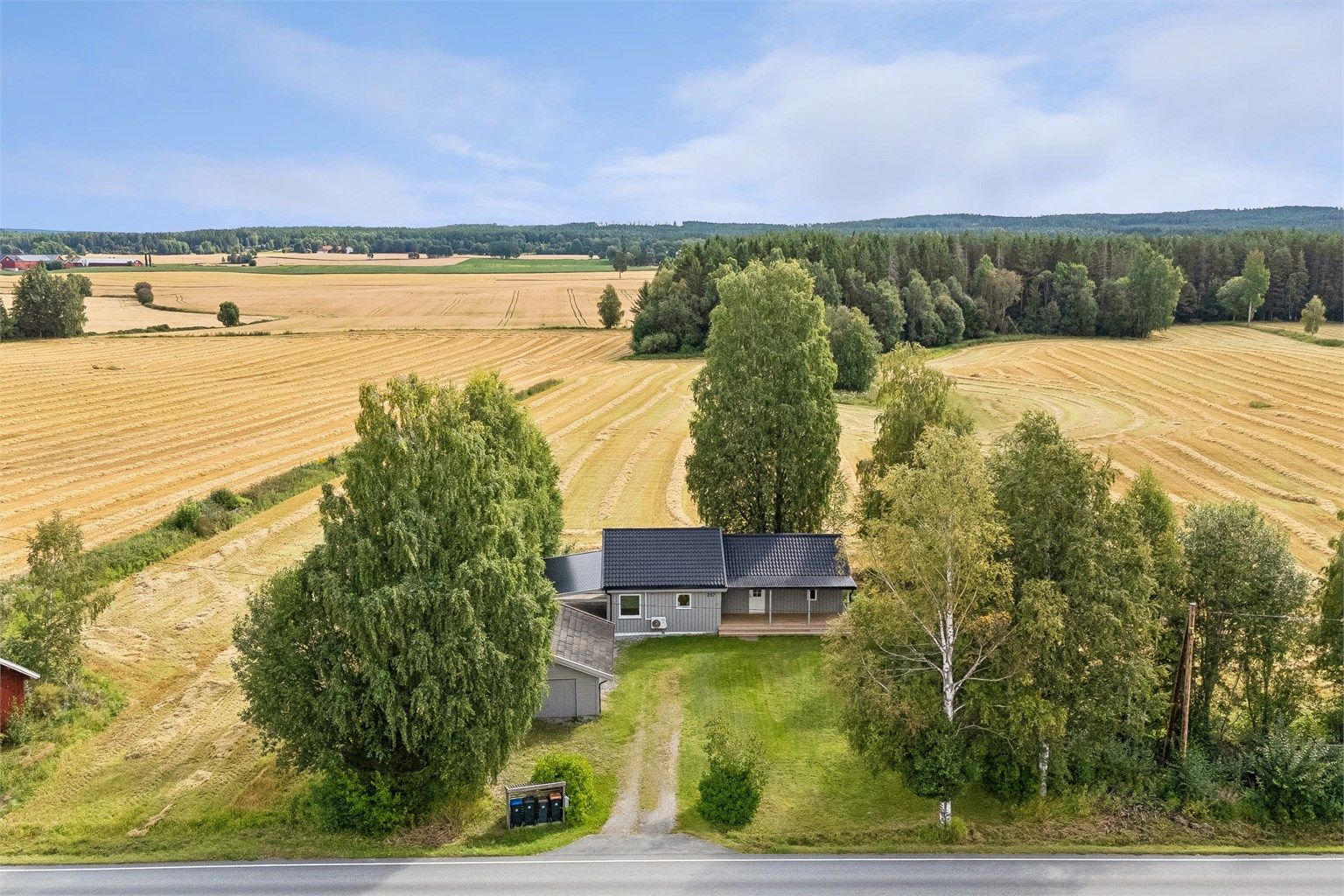 Eiendommen grenser mot idyllisk kulturlandskap i et område som byr på flotte turmuligheter. 