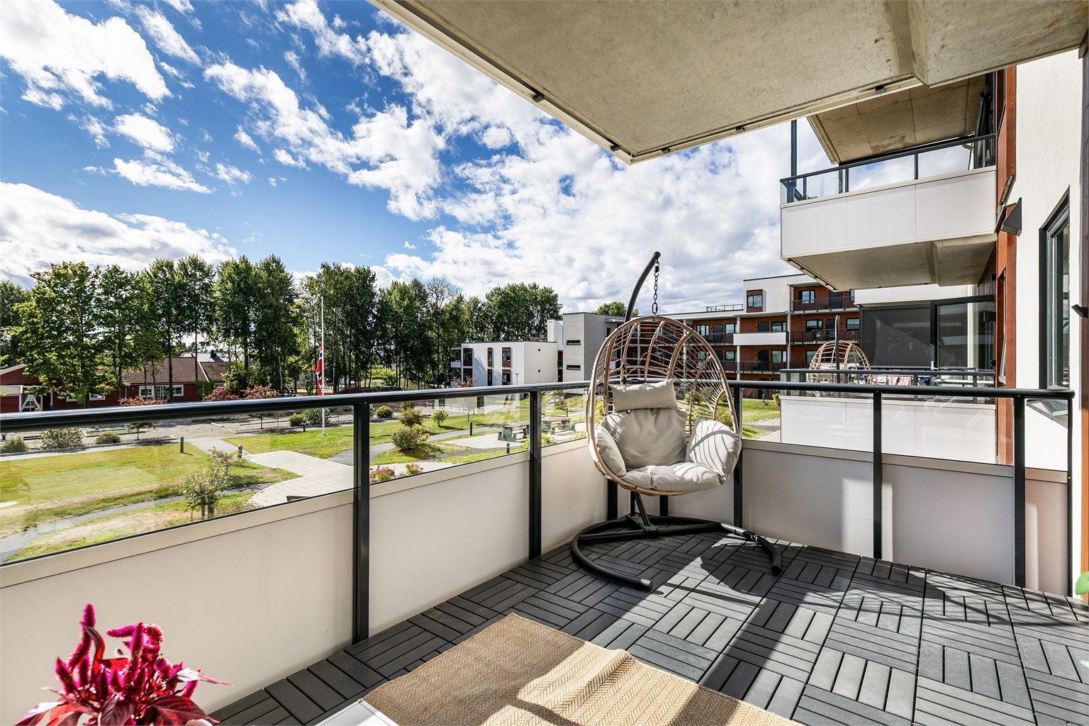 På verandaen sitter du henvendt mot solens gang gjennom dagen.