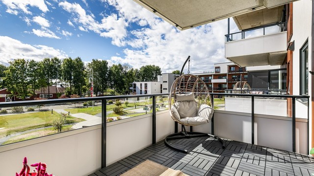 På verandaen sitter du henvendt mot solens gang gjennom dagen.