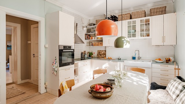 Kjøkkenet har innredning fra Ikea og består av profilerte fronter, malt benkeplate av tre og integrerte hvitevarer.