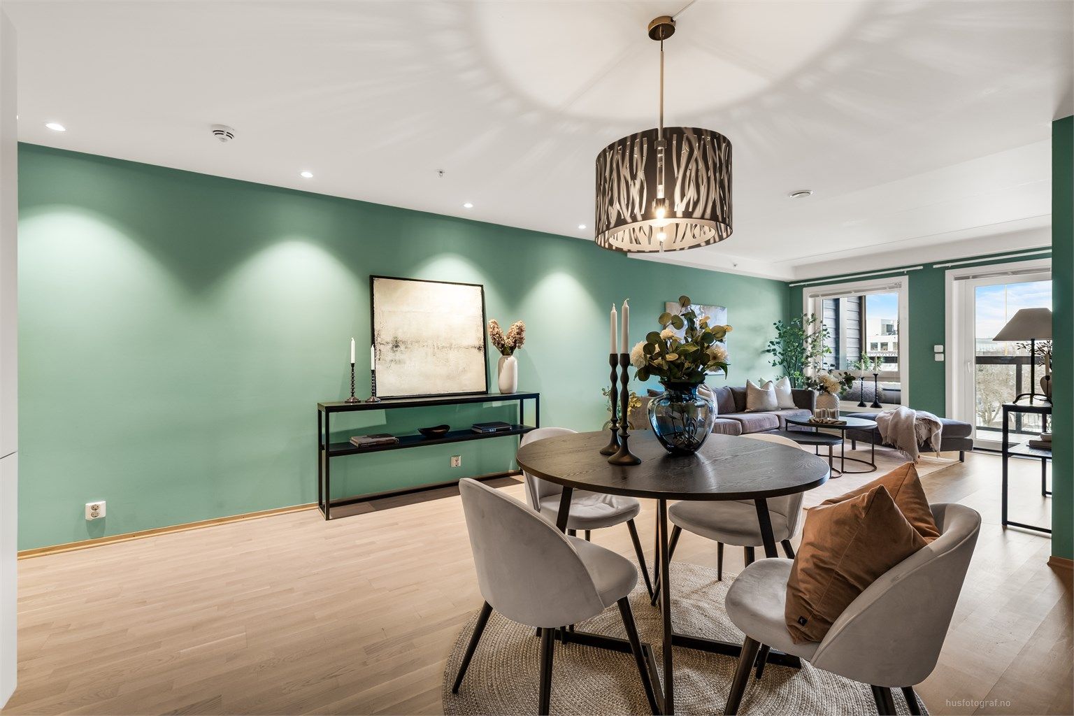 Det er god plass til en romslig spisegruppe i tilknytning til kjøkkenet.