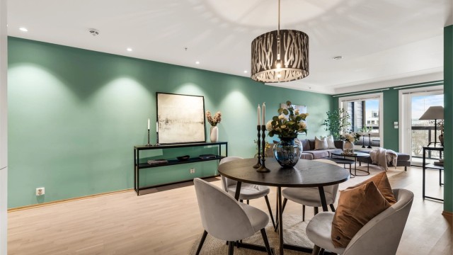 Det er god plass til en romslig spisegruppe i tilknytning til kjøkkenet.