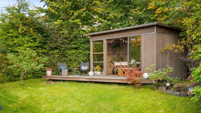 Idyllisk hagestue på baksiden av huset med platting