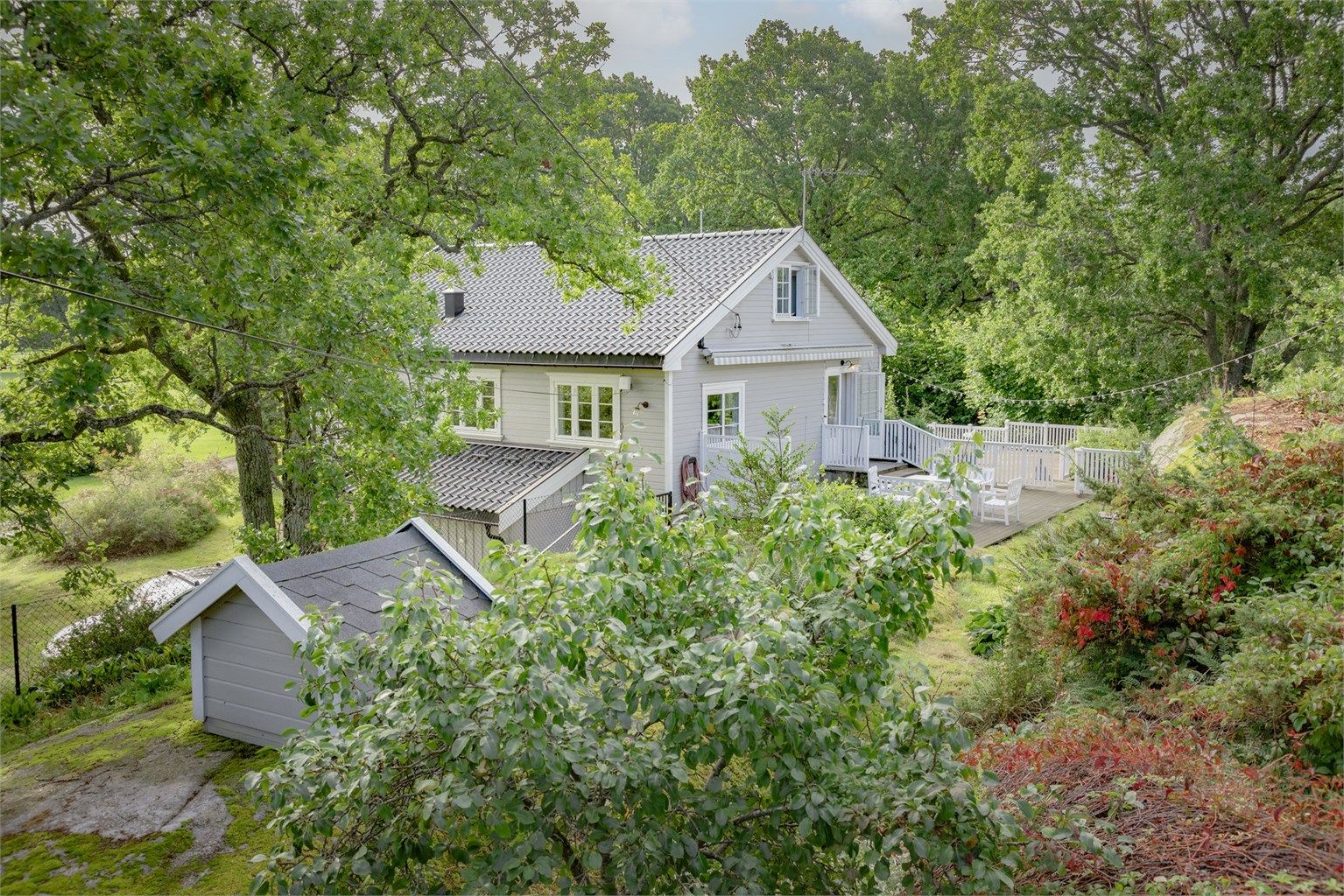 Stedet ligger usjenert i naturskjønt område med landlig atmosfære, men likevel nært til sjøen med bademuligheter fra svaberg og sandstrand 