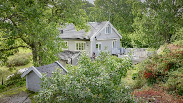 Stedet ligger usjenert i naturskjønt område med landlig atmosfære, men likevel nært til sjøen med bademuligheter fra svaberg og sandstrand