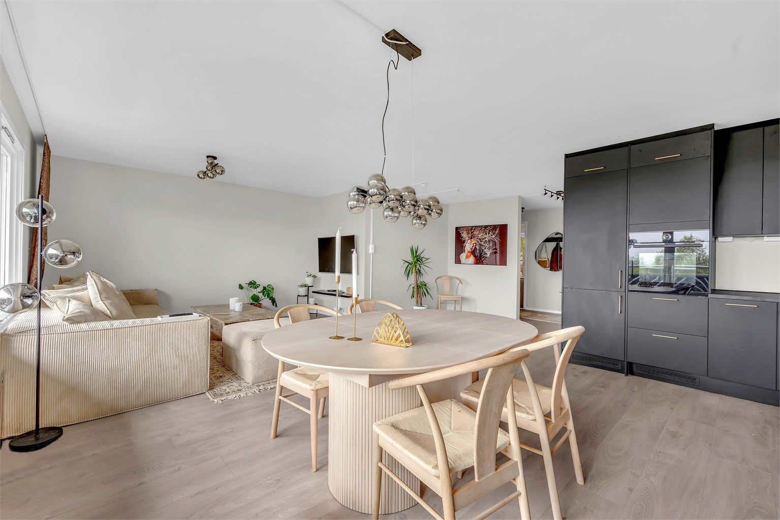 Stuen har en fin utforming hvor både sofagruppe og spisebord finner sin naturlige plass