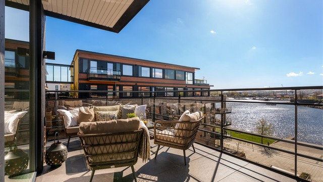 Uteplassen har flere hyggelige soner med plass til både hagemøbler, grill eller utekjøkken.