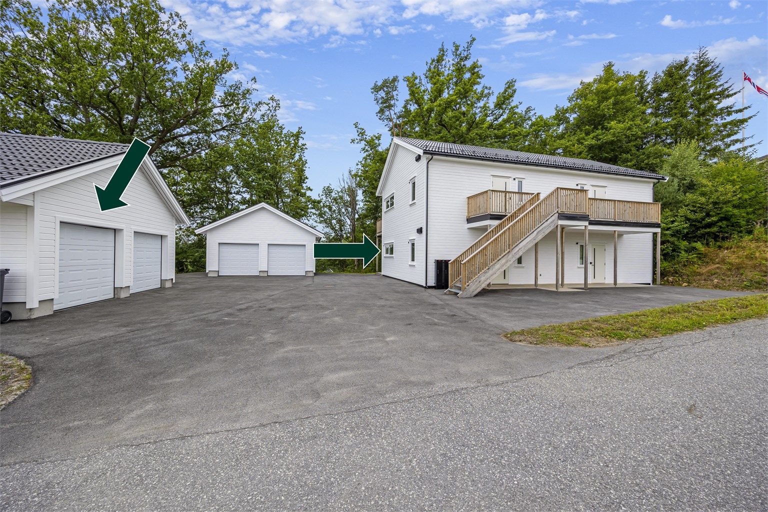 Stort tun med god plass til parkering. Det tilhører en parkeringsplass i garasje med egen port.