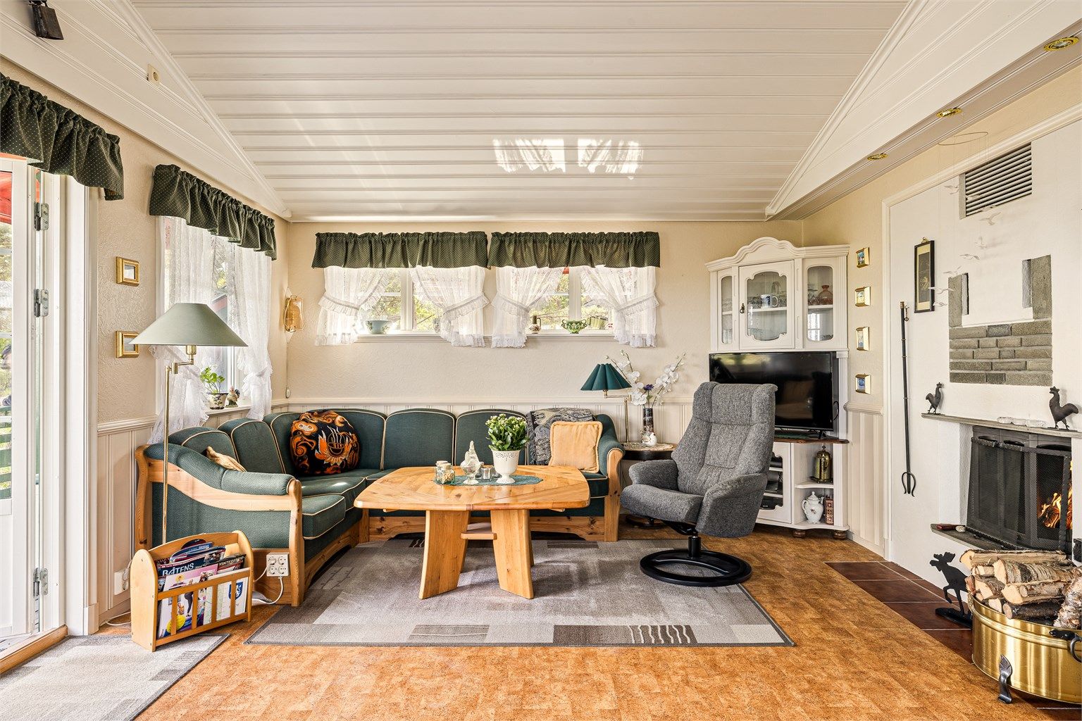 Peis med glassdører slik at du kan se inn i flammene.